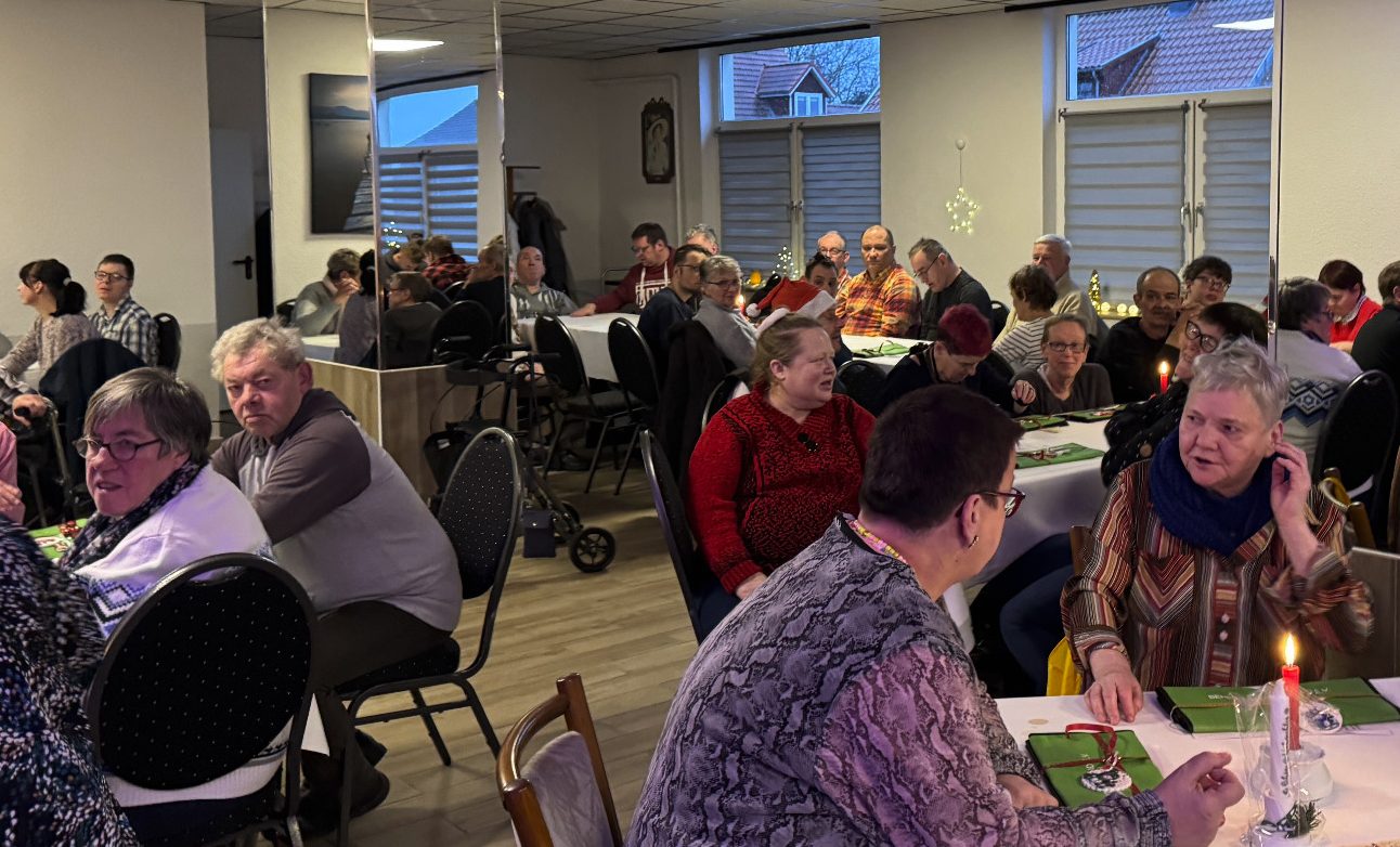 Teil unserer Mitglieder Vereinsmitglieder beim Kaffeetrinken